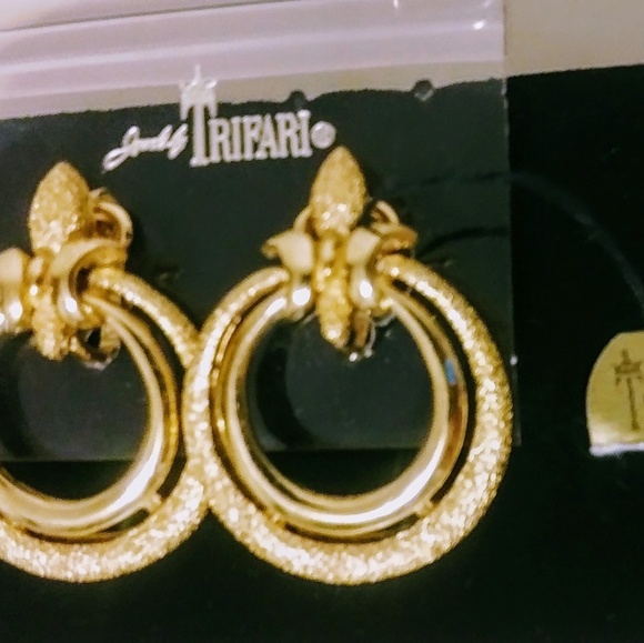 Vintage gold Trifari Hoop Clip on earrings. NWT - Picture 3 of 3